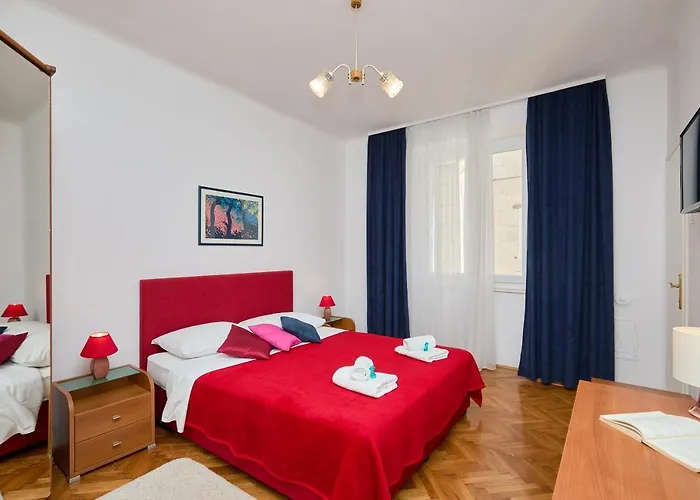 Seaview Ploce 公寓 *