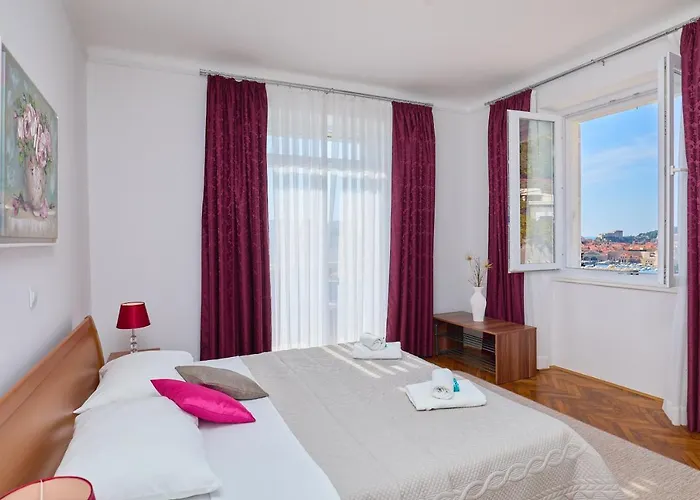 Seaview Ploce 公寓 *